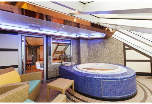 Jacuzzi en la Terraza de una Suite Samsara